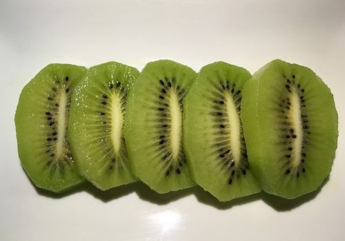 how to slice a kiwi